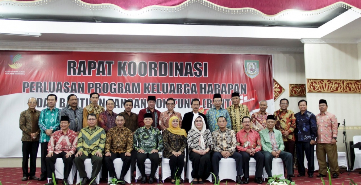 panandatanganan naskah MoU program validasi data rumah tangga miskin bekerjasama dengan kampus
