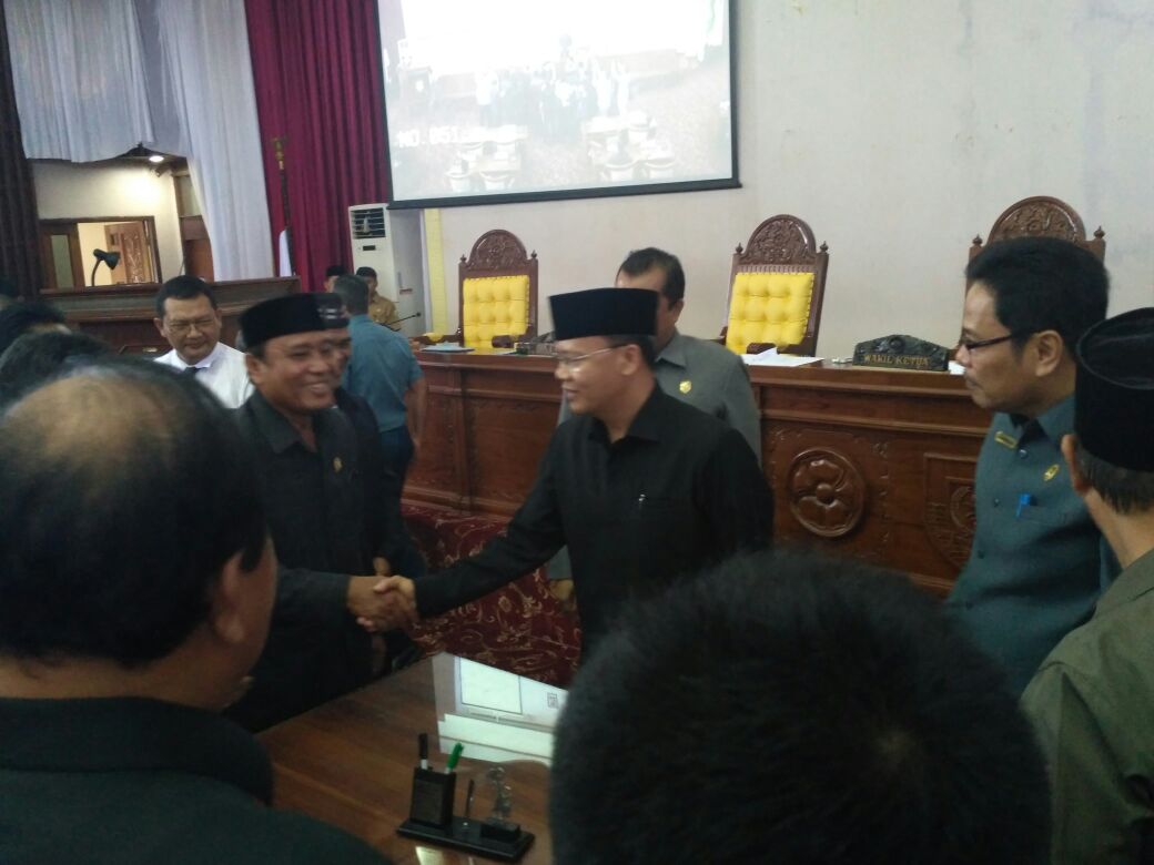 Plt Gubernur Bengkulu Rohidin Mersyah berjabat tangan 