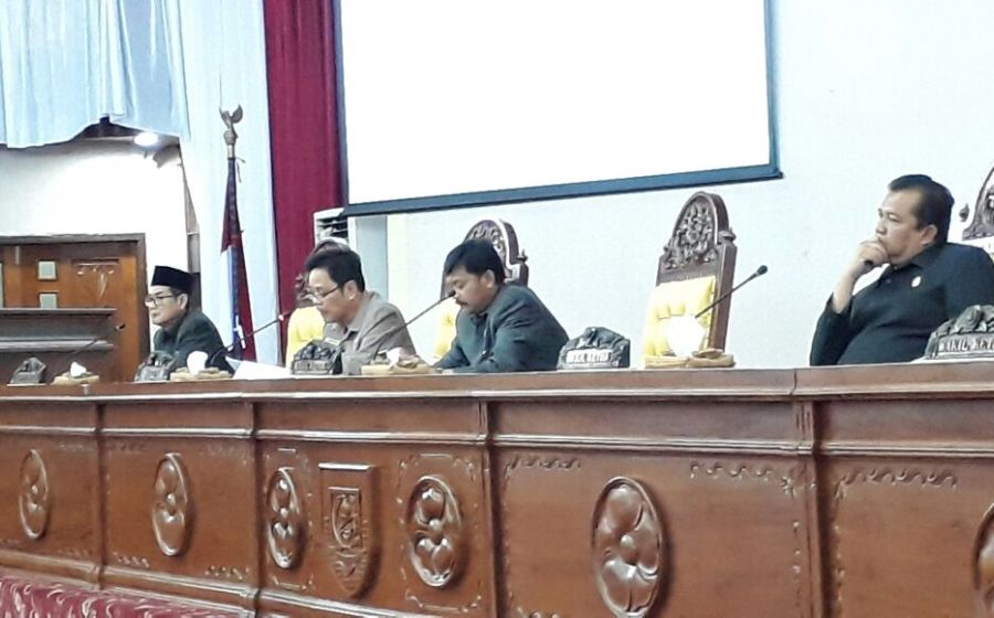 Plt Sekda Gotri Suyanto bersama pimpinan paripurna