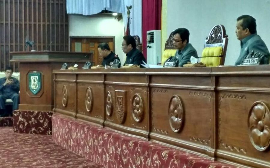 Pimpinan rapat paripurna bersama Plt Gubernur Bengkulu