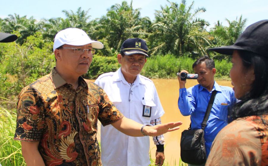 Plt Gubernur saat mengecek waduk yang penuh dengan eceng gondok