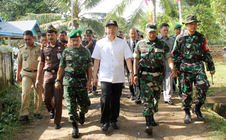 Plt Gub Rohidin Mersyah bersama Bupati Benteng Ferry Ramli dan ANggota TMMD meninjau lokasi pembangunan jalan di Kab. Benteng