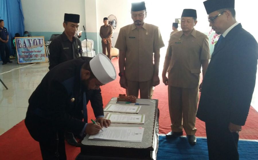 Prosesi pelantikan Direktur PDAM Tirta Dharma oleh Walikota Helmi Hasan