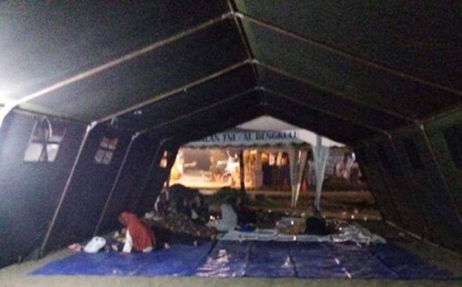 Pemkot Bengkulu memberikan bantuan kepada warga terkena banjir