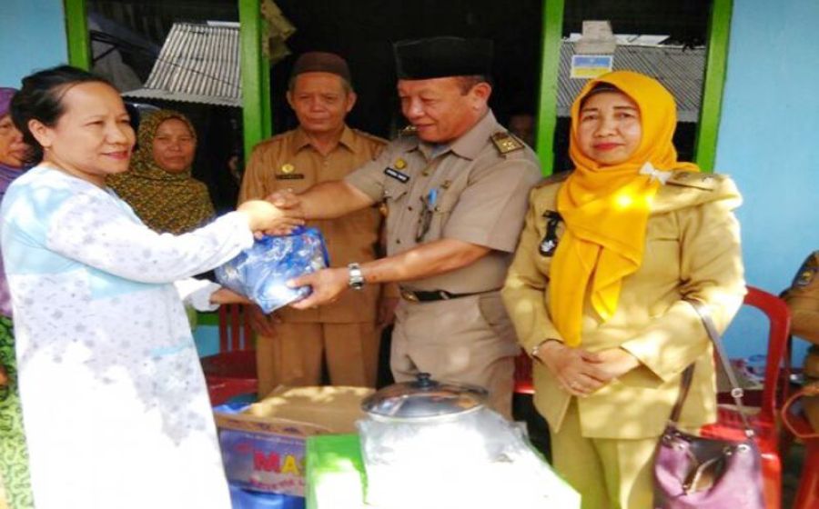 Pemerintah Kota Bengkulu melalui Dinas Sosial (Dinsos) kota mendatangi sekaligus menyalurkan bantuan kepada warga yang terdampak bencana tanah longsor di Kelurahan Timur Indah