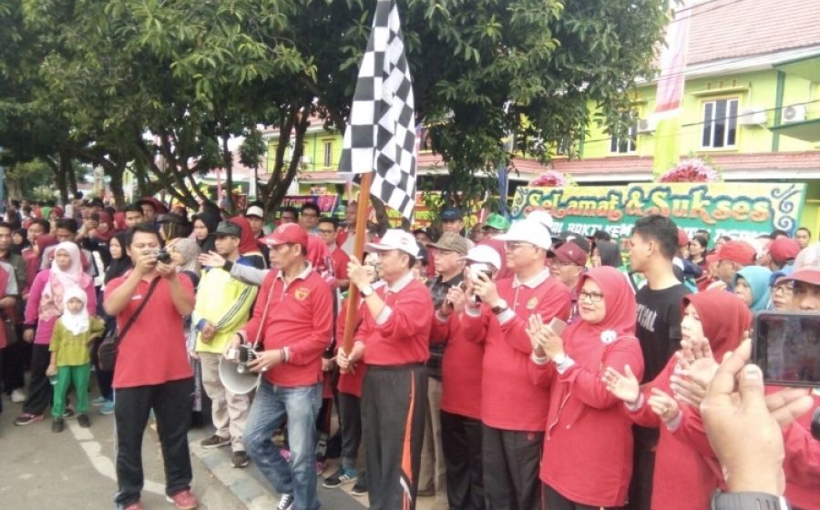 Asisten I Melepas Peserta Jalan Santai