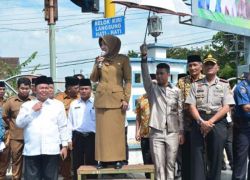 Wakil Walikota Bengkulu Patriana Sosialinda bersama FKPD, Kepala Kemenag Kota dan Kepala OPD di Lingkungan Pemerintah Kota Bengkulu melepas peserta pawai taaruf Musabaqah Tilawatil Quran (MTQ) ke XXXIII