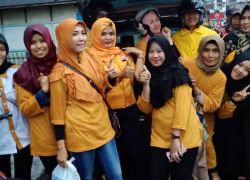 Srikandi Hanura Berbagi Takjil Gratis